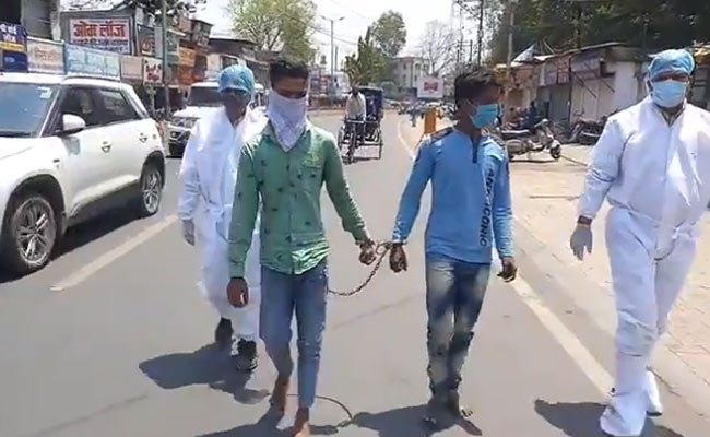 MP में लापरवाही की हद, कोविड पॉजिटिव आरोपी के साथ एक अन्य आरोपी को सड़क पर घुमाते हुए ले गई पुलिस