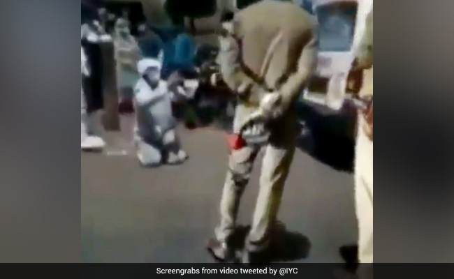 आगरा में Oxygen के लिए पुलिसकर्मियों के आगे गिड़गिड़ाता रहा शख्स, मार्मिक Video सामने आया 