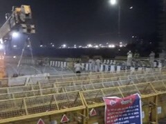 गाजियाबाद बॉर्डर पर बैरिकेड को बुलडोजर से हटा रही दिल्ली पुलिस, आम जनता को मिलेगी राहत 