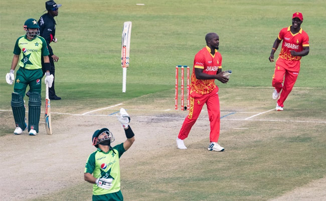 ZIM vs PAK: जिम्बाब्वे से मिली हार के बाद फूटा शोएब मलिक का गुस्सा, टीम मैनेजमेंट पर भड़के