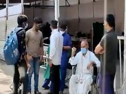 Pune Hospital Runs Out Of Beds, Patients Given Oxygen In Waiting Area Pune Hospital Runs Out Of Beds, Patients Given Oxygen In Waiting Area