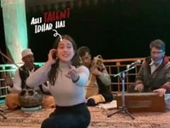 सारा अली खान ने स्टेज पर बैठ यूं लगाया सुर, एक्ट्रेस का सिंगिंग Video हुआ वायरल
