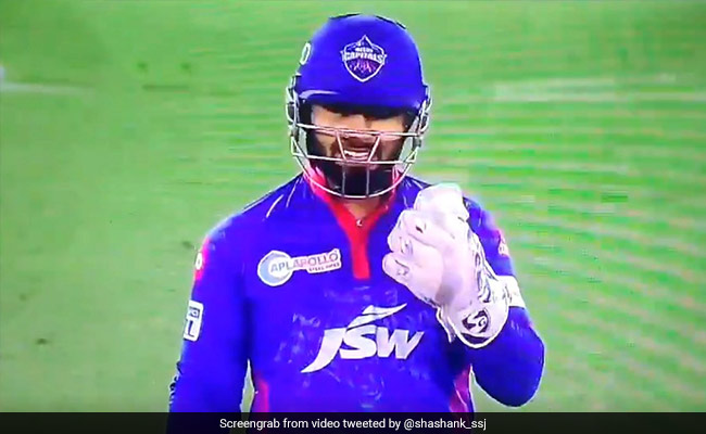 IPL 2021: ऋषभ पंत ने पीछे से चिल्लाया- 'बाहर डालो गेंद' और अक्षर पटेल ने कर डाला कार्तिक को Out - देखें Video