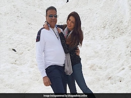 भाग्यश्री ने बर्फीली वादियों में श्रीदेवी के गाने पर पति संग किया रोमांटिक डांस, देखें Video भाग्यश्री ने बर्फीली वादियों में श्रीदेवी के गाने पर पति संग किया रोमांटिक डांस, देखें Video