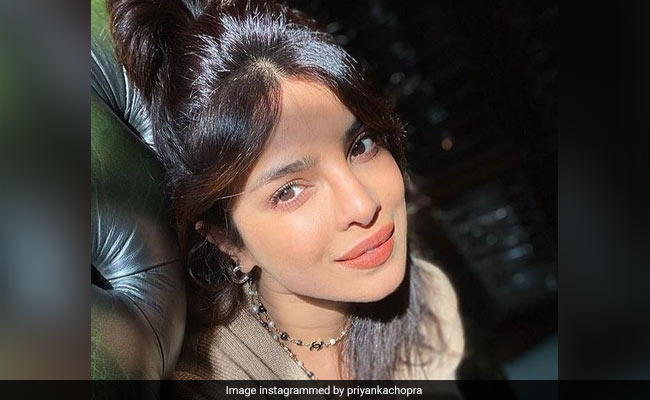 With Coral Lips And Glowing Skin, Priyanka Chopra's Makeup Look Is Summer Ready
