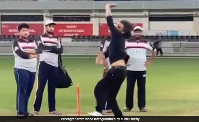 Suniel Shetty की 'गुगली' गेंद पर गच्चा खा गया बल्लेबाज, यूं थमाया कैच- देखें Video