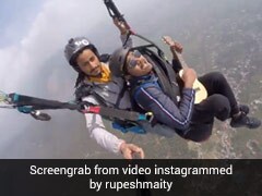 पैराग्लाइडिंग के दौरान शख्स ने गिटार बजाते हुए गाया ‘मां तुझे सलाम’ सॉन्ग, ए आर रहमान ने शेयर किया Video