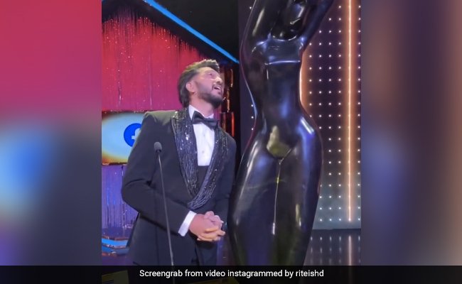 Riteish Deshmukh ने फिल्मफेयर अवॉर्ड को देख यूं दिए फनी एक्सप्रेशन, Video देख नहीं रुकेगी हंसी