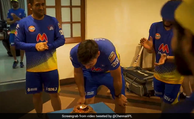 MS Dhoni ने कोच फ्लेमिंग का बर्थडे साथी खिलाड़ियों के साथ खास अंदाज में सेलिब्रेट किया, देखें Video