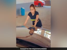 नेहा कक्कड़ ने गाड़ी पर यूं लगाए पुश अप्स, फिर पार्किंग में की रनिंग- देखें Video नेहा कक्कड़ ने गाड़ी पर यूं लगाए पुश अप्स, फिर पार्किंग में की रनिंग- देखें Video