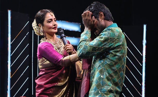 इंडियन आइडल 12 के सेट पर इमोशनल हुईं Rekha, कंटेस्टेंट ने गाया 'लंबी जुदाई' सॉन्ग