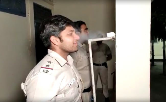 दिल्‍ली: कोरोना के बचाव के लिए पुलिस चौकी में 'जुगाड़' कर लगाया 'स्‍टीम सिस्‍टम', पुलिसकर्मी ले रहे लाभ..VIDEO