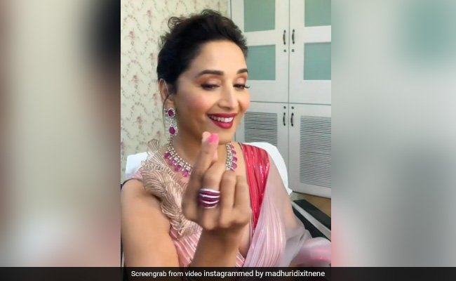 Madhuri Dixit ने 'बाजरे दा सिट्टा' सॉन्ग पर नए एक्सप्रेशन से जीता फैन्स का दिल, वायरल हुआ Video
