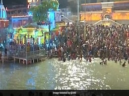 Kumbh Mela 2021: कुंभ के दूसरे शाही स्नान पर श्रद्धालुओं ने गंगा नदी में लगाई आस्था की डुबकी Kumbh Mela 2021: कुंभ के दूसरे शाही स्नान पर श्रद्धालुओं ने गंगा नदी में लगाई आस्था की डुबकी