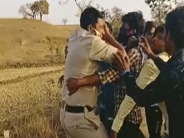 MP : जुआ रोकने गई पुलिस पर जुआरियों ने किया हमला, सिपाही को लाठी-डंडों से पीटा, देखें Video MP : जुआ रोकने गई पुलिस पर जुआरियों ने किया हमला, सिपाही को लाठी-डंडों से पीटा, देखें Video