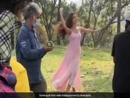 शूटिंग के बीच सेट पर ही यूं झूमने लगीं तारा सुतारिया, खूब वायरल हो रहा Video शूटिंग के बीच सेट पर ही यूं झूमने लगीं तारा सुतारिया, खूब वायरल हो रहा Video