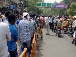 इंदौर में रेमडेसिविर के लिए लगी लंबी कतार, इंजेक्शन की कालाबाजारी भी जोरों पर इंदौर में रेमडेसिविर के लिए लगी लंबी कतार, इंजेक्शन की कालाबाजारी भी जोरों पर