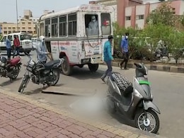 कोरोना मरीज का शव पीड़ित परिवार को न देने का अस्पताल पर आरोप, एंबुलेंस से गिरी लाश कोरोना मरीज का शव पीड़ित परिवार को न देने का अस्पताल पर आरोप, एंबुलेंस से गिरी लाश