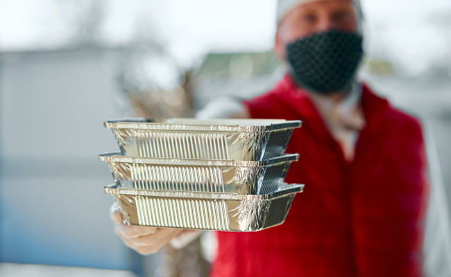 क्वारंटाइन हुए कोरोना मरीजों के लिए 'मसीहा' बना यह शख्स, घर-घर मुफ्त में पहुंचा रहा है खाना, बोला- 'हम आपके साथ हैं...'