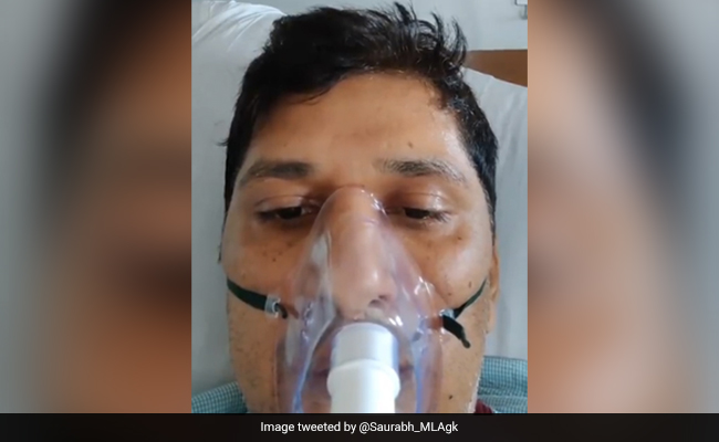 हॉस्पिटल में सांसों के लिए जूझते दिखे AAP नेता सौरभ भारद्वाज, कहा- "ऑक्सीजन के बिना तड़प कर मर जाएंगे लोग, साथ आकर काम करें"
