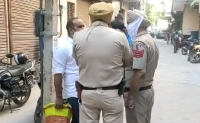 दिल्‍ली: परिवार के 4 सदस्‍यों की संदिग्‍ध मौत, पुलिस का दावा-घर के मुखिया ने पत्‍नी, दो बेटों की हत्‍या की फिर..