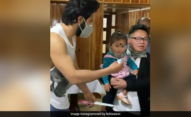 केक के लिए तरसता रह गया बच्चा, वरुण धवन ने नहीं खिलाया केक- देखें Video