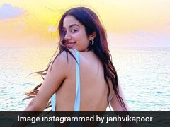 जाह्नवी कपूर ने स्काई ब्लू मोनोकिनी में पूल किनारे दिये पोज, मालदीव की ग्लैमरस Photos हुईं वायरल