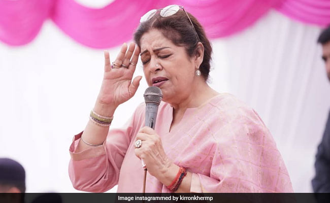 ब्लड कैंसर से जूझ रहीं किरण खेर ने दान किए 1 करोड़ रुपये, कहा- 'मुश्किल समय में अपने लोगों के साथ हूं'