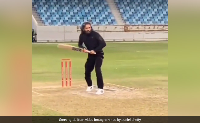Suniel Shetty ने सचिन की तरह यूं मारी स्ट्रेट ड्राइव, बोले- मुझमें एक लत है...देखें Video