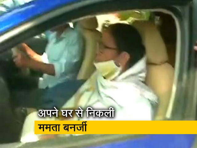 नंदीग्राम में पोलिंग बूथों का दौरा करने निकलीं ममता बनर्जी