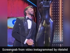 रितेश देशमुख ने फिल्मफेयर अवॉर्ड को देख यूं दिए फनी एक्सप्रेशन, Video देख नहीं रुकेगी हंसी