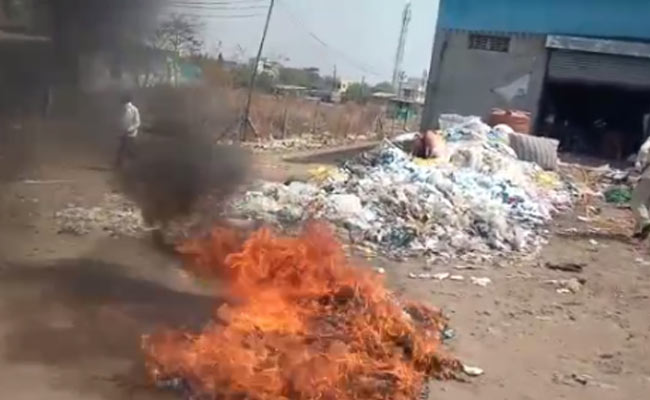 महाराष्ट्र: जलगांव में हैरान कर देने वाला कारनामा, गद्दों में रुई की जगह भरे जा रहे थे इस्तेमाल किए हुए मास्क