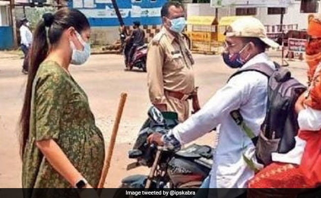 Pregnant Cop Regulates Traffic, Asks People To Follow Covid Norms In Chhattisgarh