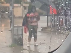 बारिश में भीगते हुए Bus Stop पर खड़ी थी महिला, तभी कार से उतरा शख्स और दिया अपना छाता, वीडियो ने जीता लोगों का दिल