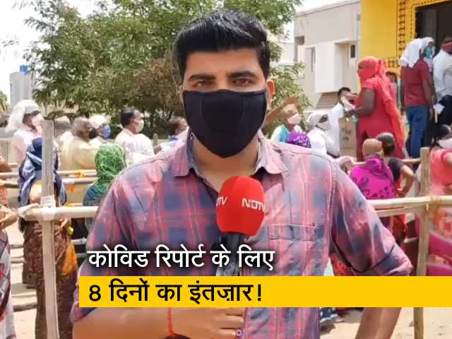 महाराष्ट्र: अहमदनगर के अस्पताल में कोरोना वैक्सीन की कमी, लोगों की लगी लंबी लाइन