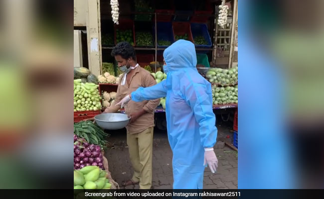 Rakhi Sawant ने दुकानदार को आधे रेट में सब्जी देने की दी चेतावनी, बिल आया तो एक्ट्रेस ने किया ऐसा- देखें Video