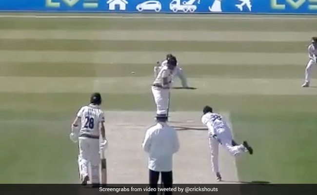 पाकिस्तानी गेंदबाज ने इंग्लैंड में फेंकी रहस्यमयी गेंद, बोल्ड होकर पिच देखने लगा विदेशी बल्लेबाज..देखें Video