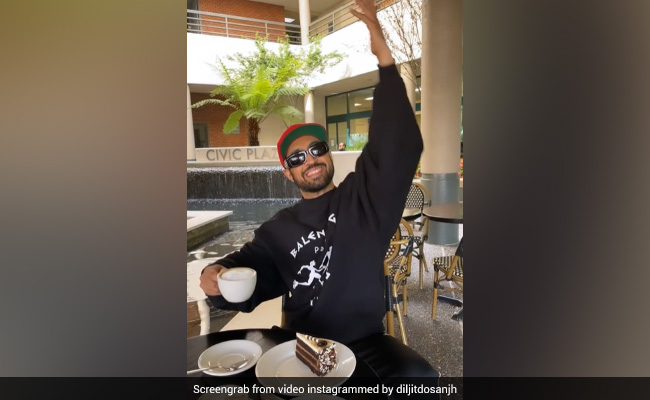 Diljit Dosanjh कभी लिफ्ट में सोते, तो कभी सड़क पर डांस करते आए नजर, देखें 5 जोरदार इंस्टाग्राम Video