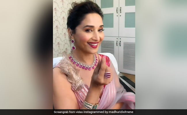 Madhuri Dixit Shows Us How To Nail The <I>Bajre Da Sitta</i> Trend Like A Pro