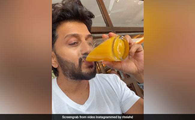 Riteish Deshmukh से शख्स ने पूछा 'सुबह लेट उठने पर खाने में क्या मिलता है' तो एक्टर बोले- चप्पल, देखें Video