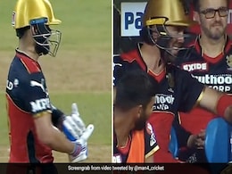 IPL 2021: अर्धशतक जड़ने के बाद Virat Kohli ने किया फ्लाइंग Kiss, मैक्सवेल ने दिया मजेदार रिएक्शन - देखें Video IPL 2021: अर्धशतक जड़ने के बाद Virat Kohli ने किया फ्लाइंग Kiss, मैक्सवेल ने दिया मजेदार रिएक्शन - देखें Video