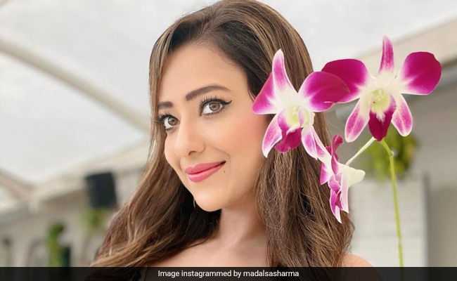 मदालसा शर्मा ने शेयर की लेटेस्ट फोटोशूट, बोलीं- फ्लावर से सीखा है स्माइल में रंग भरना- देखें Photos