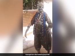 हाथ में तलवार लेकर सड़क पर घूमता दिखा 'Coronavirus', डरकर घर भागे बच्चे - देखें Viral Video हाथ में तलवार लेकर सड़क पर घूमता दिखा 'Coronavirus', डरकर घर भागे बच्चे - देखें Viral Video