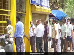 Delhi Lockdown: दिल्ली में लॉकडाउन की घोषणा सुन शराब खरीदने घरों से निकले लोग, दुकानों के बाहर दिखीं लंबी कतारें Delhi Lockdown: दिल्ली में लॉकडाउन की घोषणा सुन शराब खरीदने घरों से निकले लोग, दुकानों के बाहर दिखीं लंबी कतारें