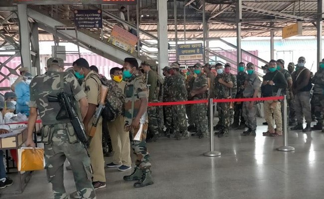 कोविड-19 संक्रमण के कारण अब तक तीनों सेनाओं के 104 जवानों की हुई मौत : सरकार