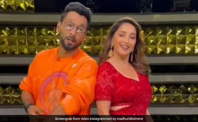 माधुरी दीक्षित ने रेड साड़ी में 'ढोलना' गाने पर पुनीत पाठक के साथ किया डांस, Video हुआ वायरल