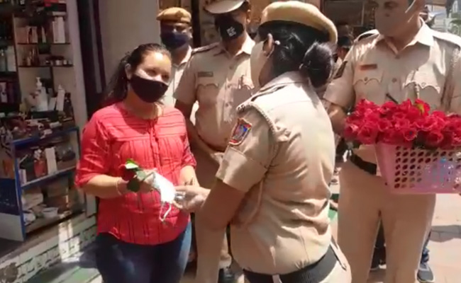 कोरोनावायरस: दिल्ली पुलिस की गांधीगिरी, लोगों को जागरूक करने के लिए दिए मास्क और फूल कोरोनावायरस: दिल्ली पुलिस की गांधीगिरी, लोगों को जागरूक करने के लिए दिए मास्क और फूल