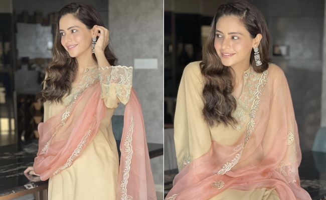 For Ramadan, Aamna Sharif Channels Her Inner Desi Girl In A Pastel Kurta Set