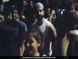 Hrithik Roshan ने पवन सिंह के 'लॉलीपॉप लागेलू' सॉन्ग पर जमकर किया था डांस, देखें Video Hrithik Roshan ने पवन सिंह के 'लॉलीपॉप लागेलू' सॉन्ग पर जमकर किया था डांस, देखें Video