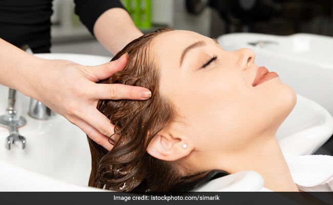 बालों को खूबसूरत और चमकदार बनाएगा Banana Hair Spa, घर पर इस तरह करें हेयर स्पा
